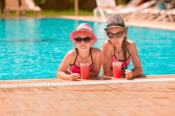 Mutlu kız havuzda içecekler zevk iyi vakit geçiriyor