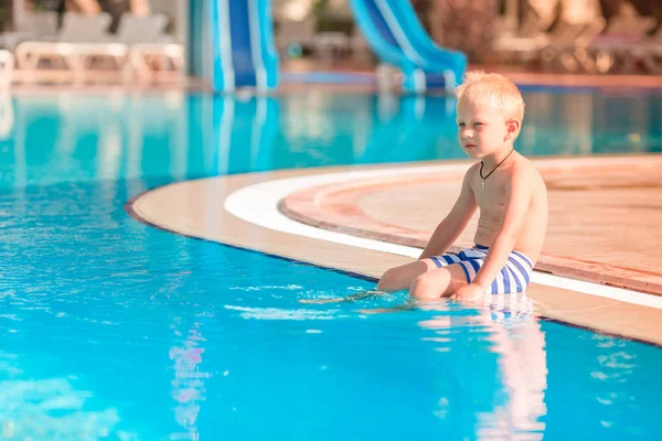 Netter Kleiner Junge Sitzt Beckenrand — Stockfoto