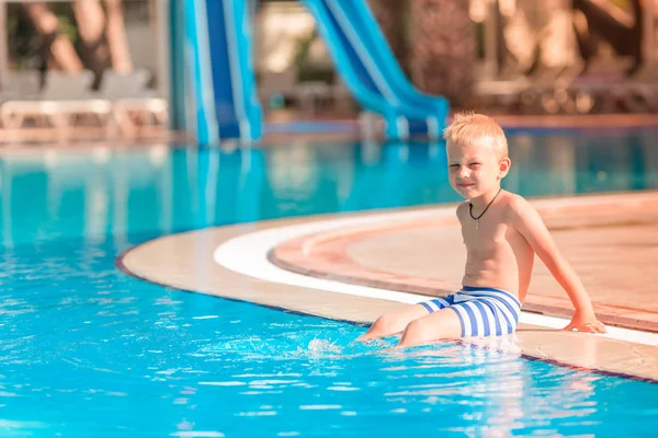 Lindo Niño Sentado Borde Piscina — Foto de Stock