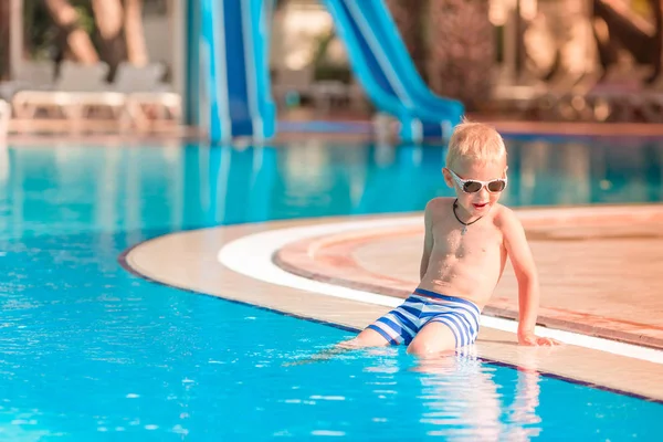 Netter Kleiner Junge Mit Sonnenbrille Sitzt Beckenrand — Stockfoto