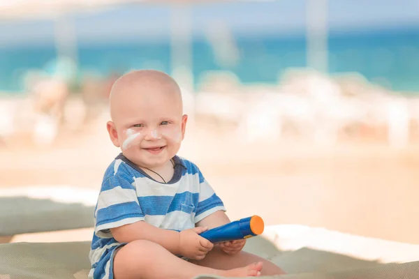 Roztomilý Chlapeček Opalovací Krém Drží Láhev Opalovací Krém Mléko Pláži — Stock fotografie