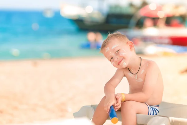Cute Little Boy Sunscreen Holding Bottle Sunscreen Lotion Beach — Stock Photo, Image