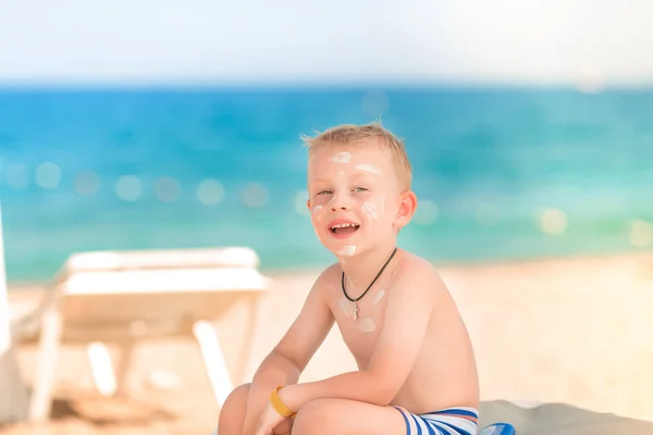 Niedliche Kleine Junge Mit Sonnencreme Auf Die Flasche Sonnencreme Strand — Stockfoto