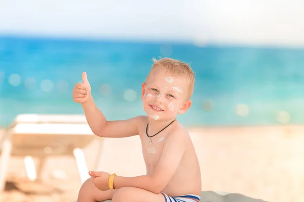 Lindo Niño Pequeño Con Protector Solar Mostrar Pulgar Playa —  Fotos de Stock