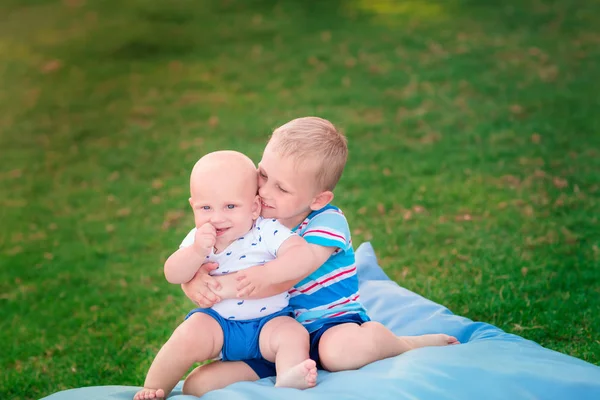 快乐的两个小兄弟在草地上玩耍 — 图库照片