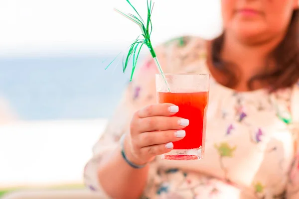 Donna Che Tiene Freddo Fresco Bicchiere Cocktail Sul Tavolo Sul — Foto Stock