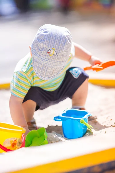 Schattige Babyjongen Spelen Met Zand Een Zandbak — Stockfoto