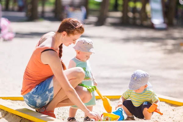 Madre Jugando Ayudando Dos Niños Jugando Con Arena Una Caja — Foto de Stock