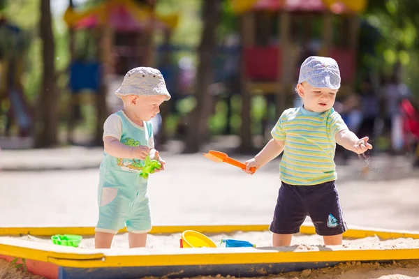 Dos Niños Jugando Con Arena Una Caja Arena —  Fotos de Stock