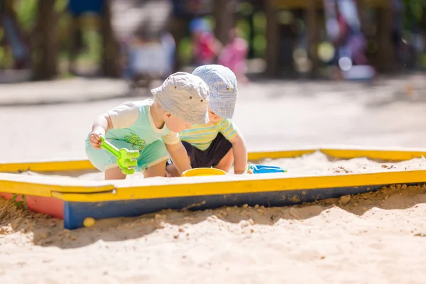 Twee Baby Jongens Spelen Met Zand Een Zandbak — Stockfoto