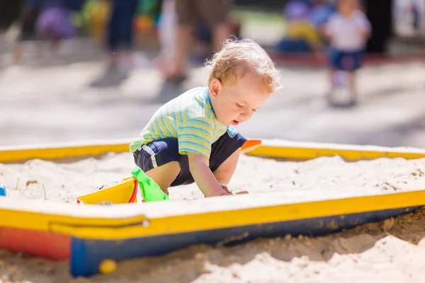 かわいい男の子の砂場で砂遊び — ストック写真