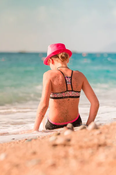 Вид Сзади Молодой Красивой Девушки Шляпе Сидящей Пляже — стоковое фото