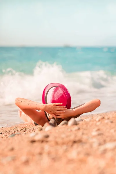 Visão Traseira Uma Jovem Menina Bonita Chapéu Deitado Praia — Fotografia de Stock