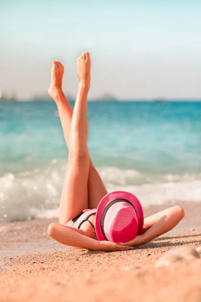 Вид Сзади Молодую Красивую Девушку Шляпе Лежащую Пляже Поднятыми Ногами — стоковое фото