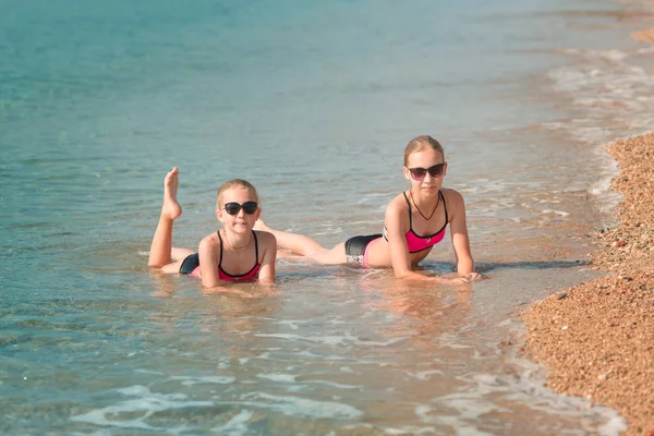 Szczęśliwy Dziewcząt Nad Morzem Opalanie Zabawy — Zdjęcie stockowe