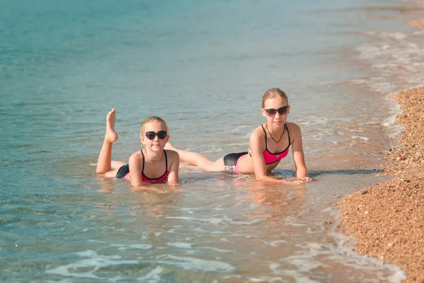 Chicas Jóvenes Felices Playa Tomar Sol Divertirse —  Fotos de Stock