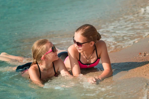 日光浴 楽しい時を過す海辺で幸せな若い女の子 — ストック写真