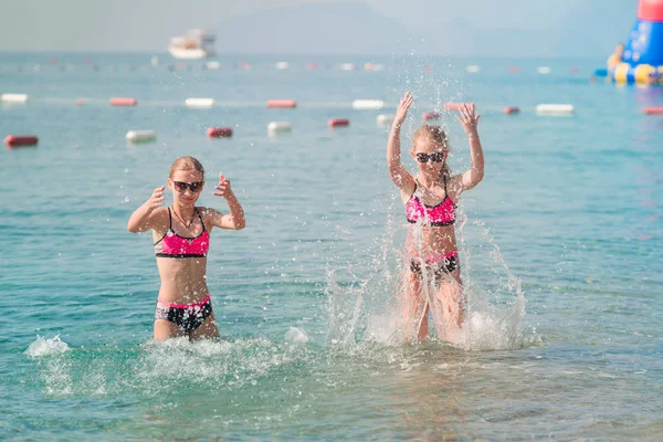 Gelukkig Jonge Meisjes Aan Kust Zonnebaden Plezier — Stockfoto