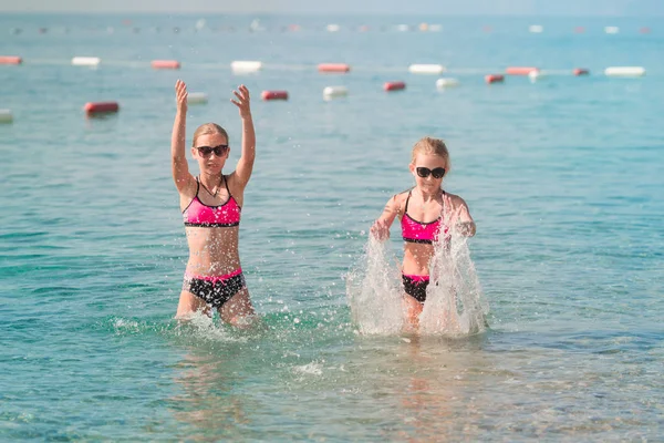 Mutlu Genç Kızlar Güneşlenme Eğleniyor Deniz Kenarında — Stok fotoğraf