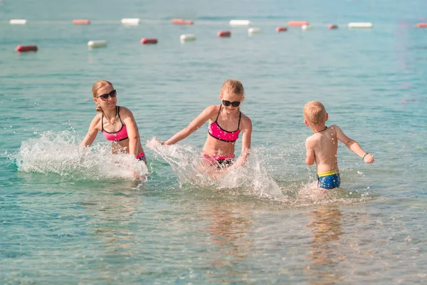 Niños Divirtiéndose Agua Playa Salpicaduras — Foto de Stock