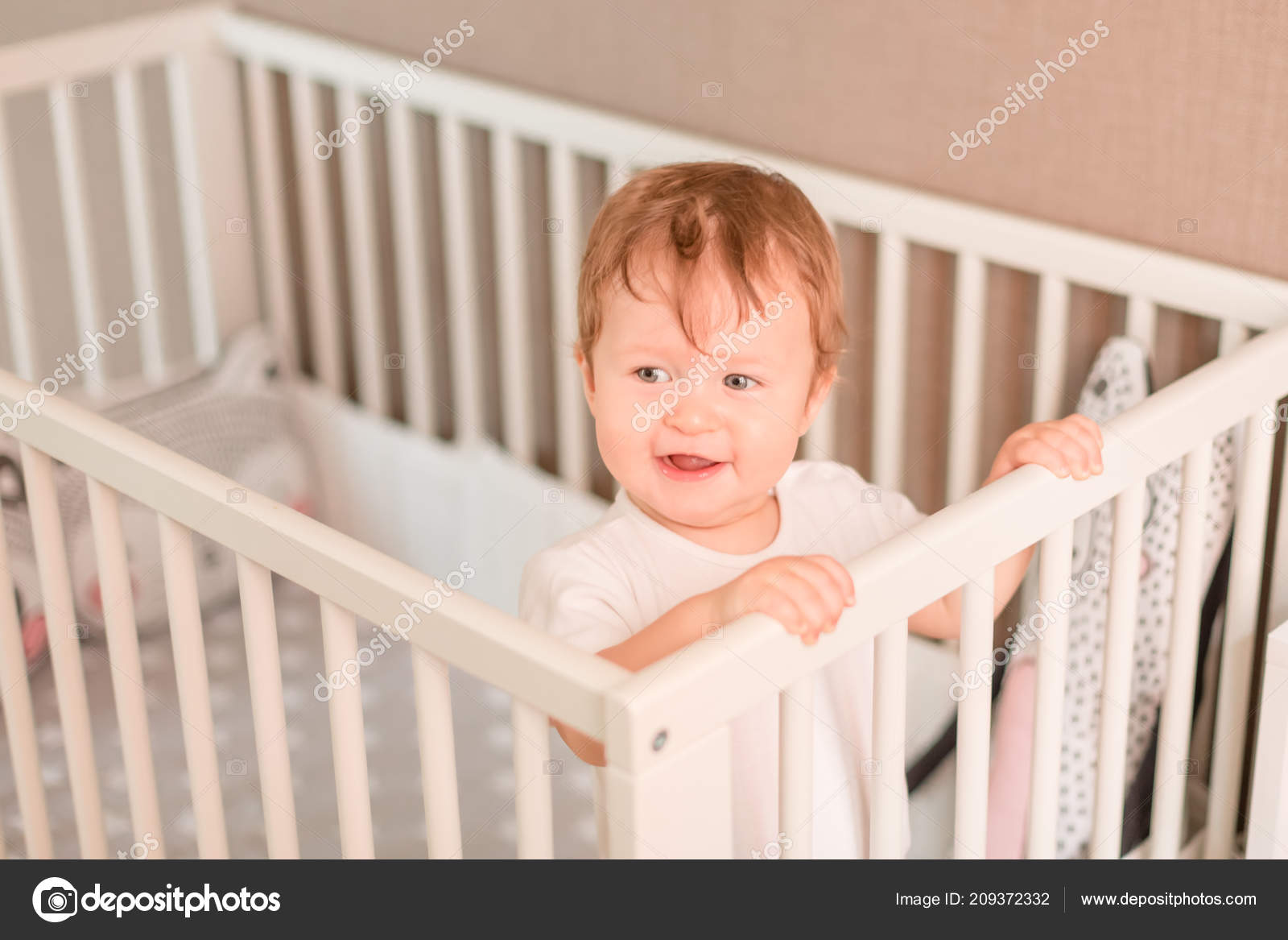 かわいい赤ちゃん男の子彼の部屋で彼のベッドの外を見て ストック写真 C Len44ik かわいい赤ちゃん男の子彼の部屋で彼のベッドの外を見て ストック写真 C Len44ik