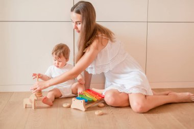 Annesi ile ahşap yığma halkalar ile oynarken şirin küçük oğlu