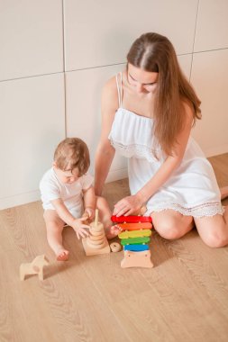 Annesi ile ahşap yığma halkalar ile oynarken şirin küçük oğlu