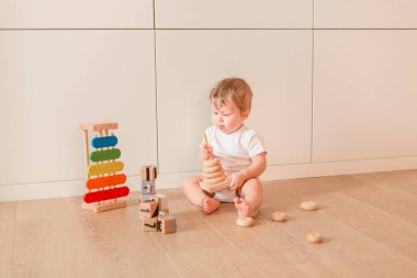 İstifleme ile oynayan sevimli küçük oğlu odaya yüzük