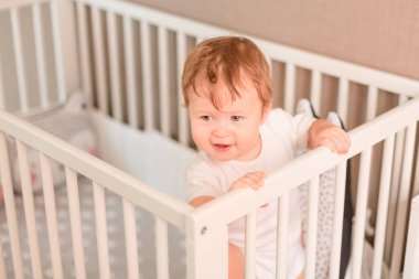 Sevimli küçük bebek çocuk odasında onun yataktan arıyorsunuz