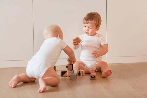 Petits Bébés Mignons Jouant Avec Des Blocs Bois Dans Chambre — Photo