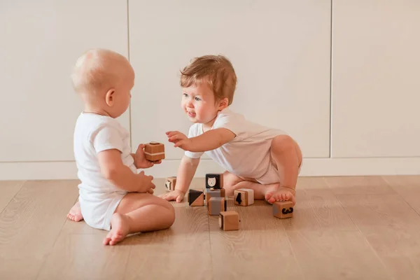 Piccoli Bambini Carini Che Giocano Con Blocchi Legno Nella Stanza — Foto Stock