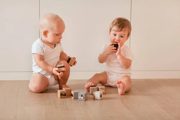 部屋に木製の積み木で遊ぶかわいい赤ちゃん — ストック写真