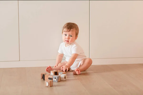 Χαριτωμένο Μικρό Μωρό Αγόρι Παίζει Ξύλινα Μπλοκ Στο Δωμάτιο — Φωτογραφία Αρχείου