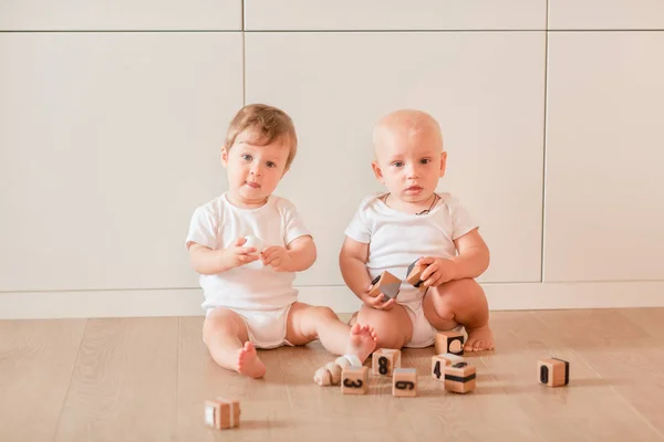 Bebés Bonitos Brincando Com Blocos Madeira Sala — Fotografia de Stock