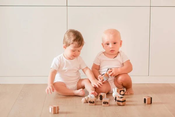 Милі Маленькі Діти Граються Дерев Яними Блоками Кімнаті — стокове фото