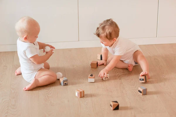 Lindos Bebés Jugando Con Bloques Madera Habitación —  Fotos de Stock