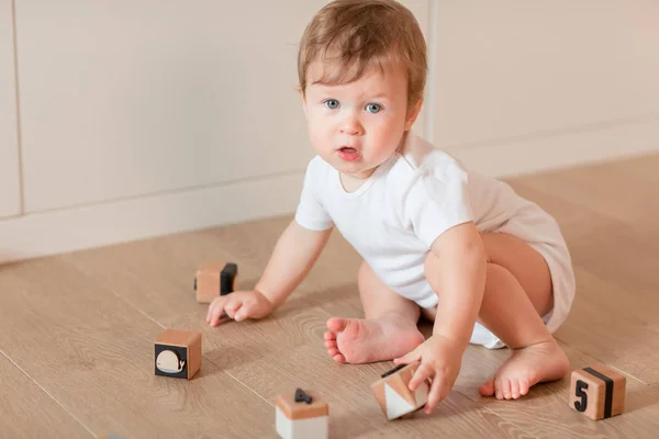 木と遊ぶかわいい赤ちゃん男の子の部屋でブロックします — ストック写真