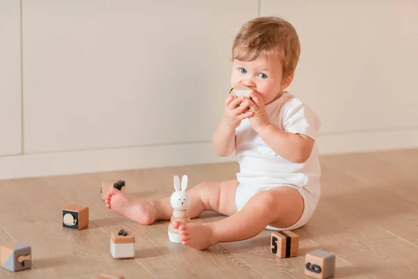 Niedliche Kleine Junge Spielt Mit Holzklötzen Zimmer — Stockfoto