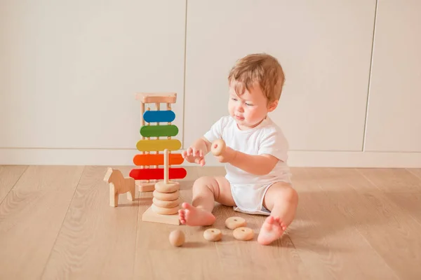 Söt Liten Baby Pojke Leker Med Stapla Ringar Rummet — Stockfoto