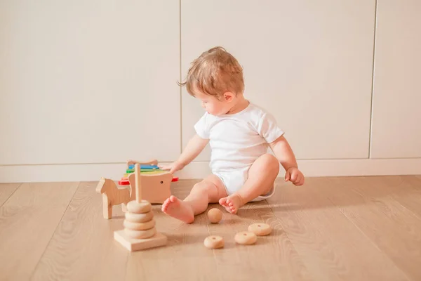 Niedliche Kleine Junge Spielt Mit Stapelringen Zimmer — Stockfoto