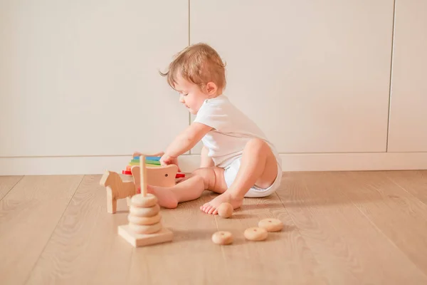 かわいい赤ちゃん男の子スタッキング遊んでリング ルーム — ストック写真