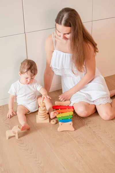 Niedlicher Kleiner Junge Spielt Mit Seiner Mutter Mit Hölzernen Stapelringen — Stockfoto