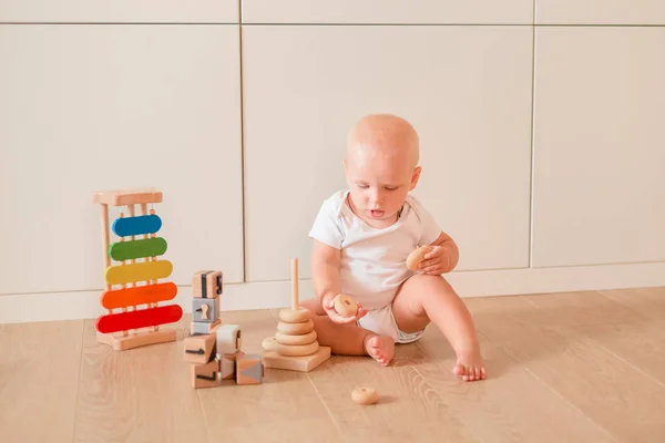 Niedliche Kleine Junge Spielt Mit Stapelringen Zimmer — Stockfoto