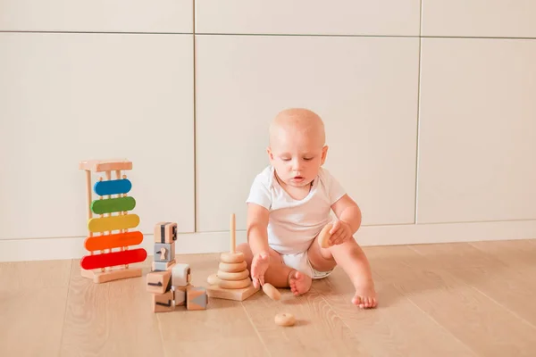 Aranyos Kis Baby Boy Játék Egymásra Gyűrűk Szobában — Stock Fotó