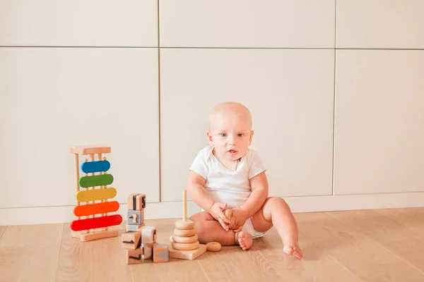 Niedliche Kleine Junge Spielt Mit Stapelringen Zimmer — Stockfoto