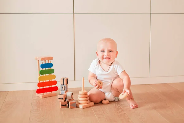 Mignon Petit Garçon Jouant Avec Des Anneaux Empilables Dans Chambre — Photo