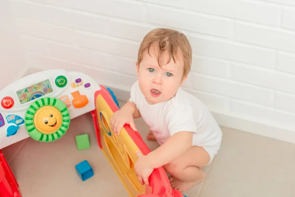 かわいい赤ちゃん男の子部屋で開発教育玩具を再生 — ストック写真