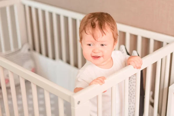 かわいい赤ちゃん男の子彼の部屋で彼のベッドの外を見て — ストック写真