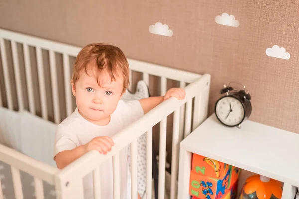 かわいい赤ちゃん男の子彼の部屋で彼のベッドの外を見て — ストック写真