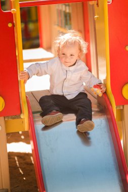 Bir slaytta Parkta oynayan sevimli bebeğim